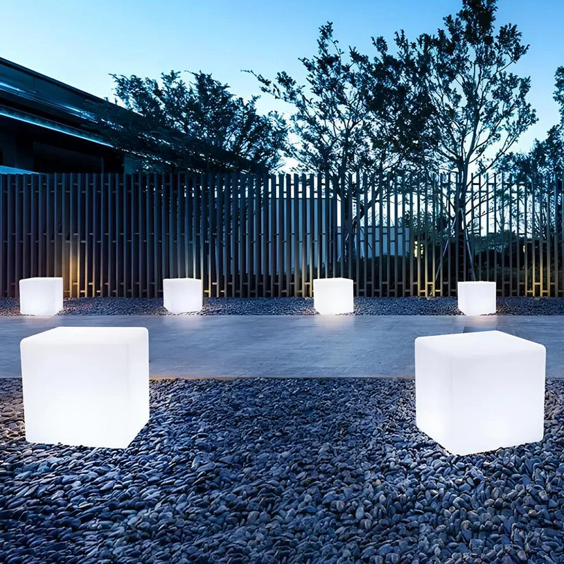 Outdoor cubic LED lamp installation – Woodiny
