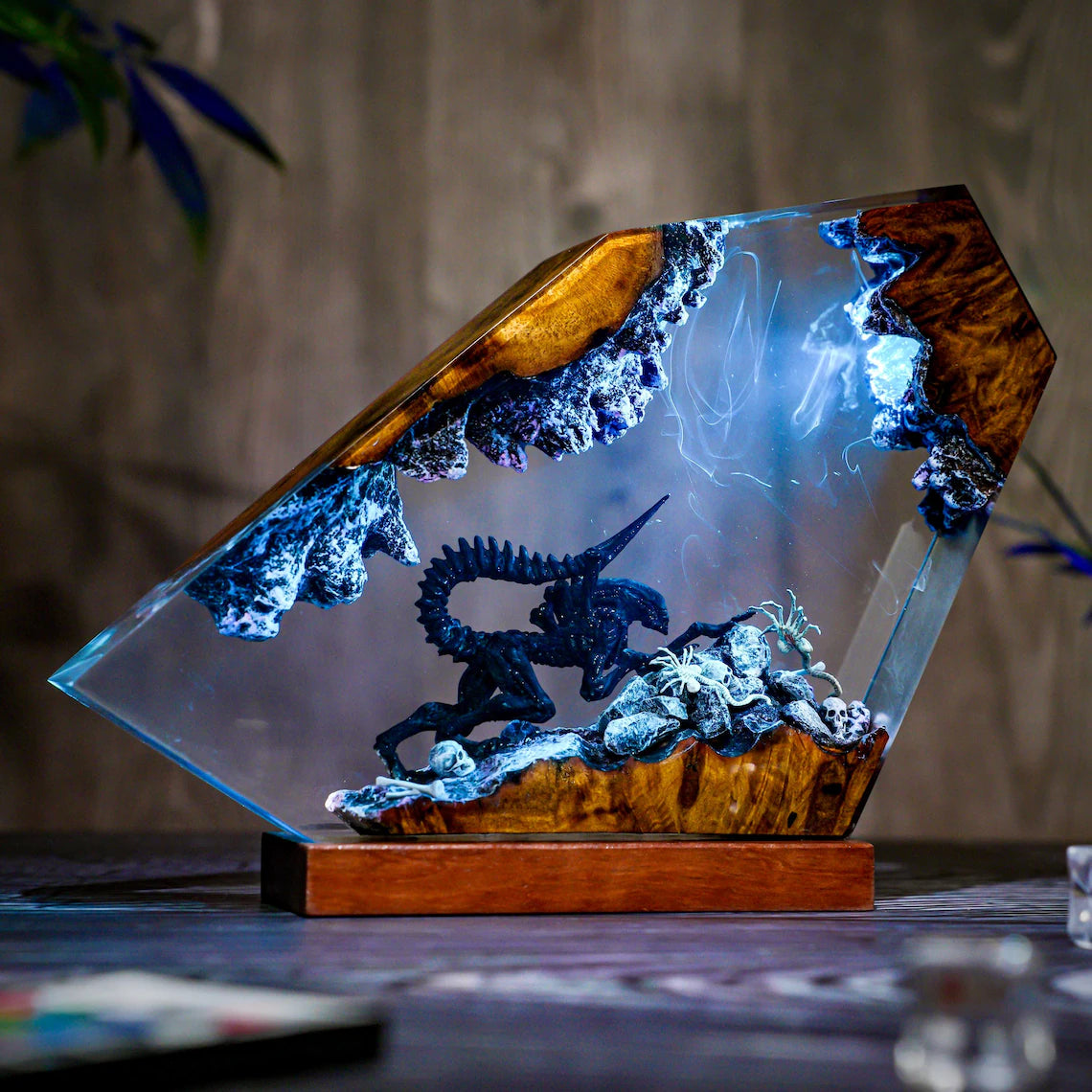 Sci-fi alien resin lamp dark glow – Woodiny